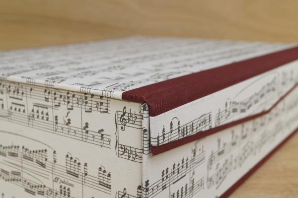 Practical box for music books with music motif and linen edges